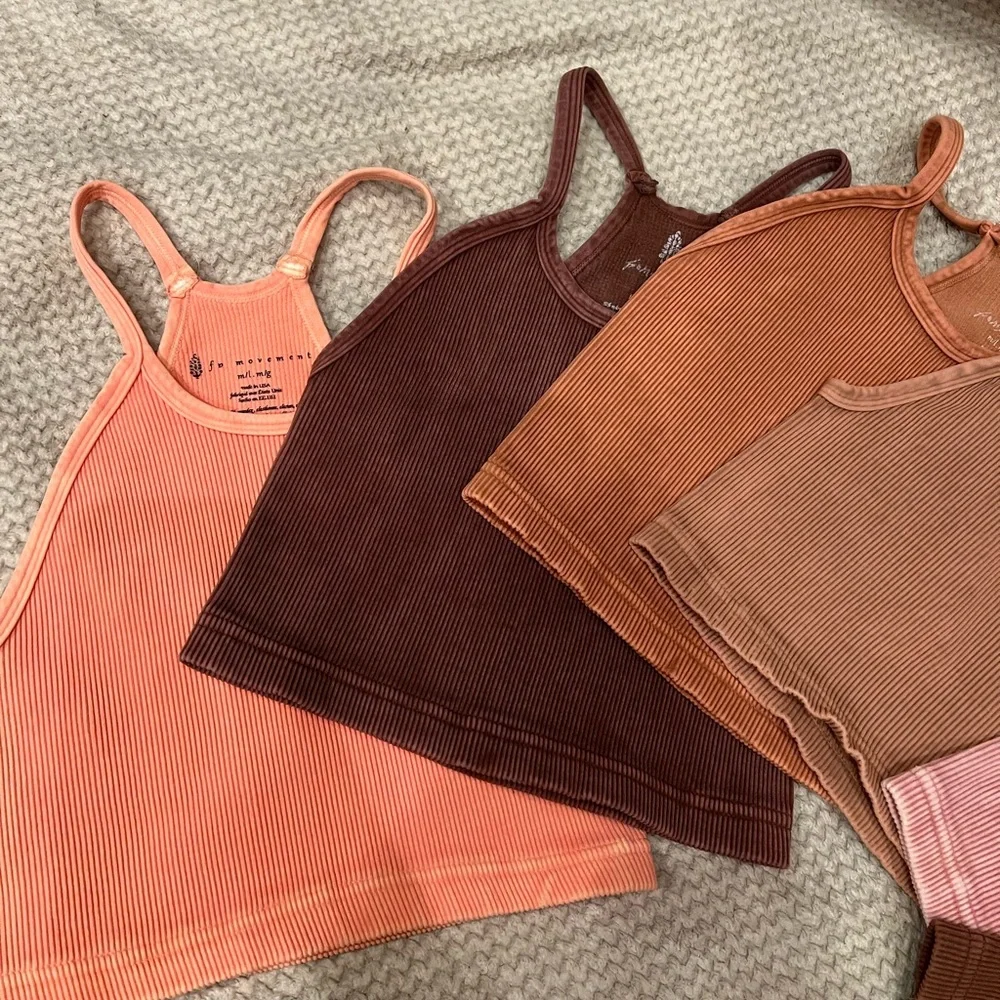 COPY - 🌺Free people happiness run crop top - Picture 10 of 17